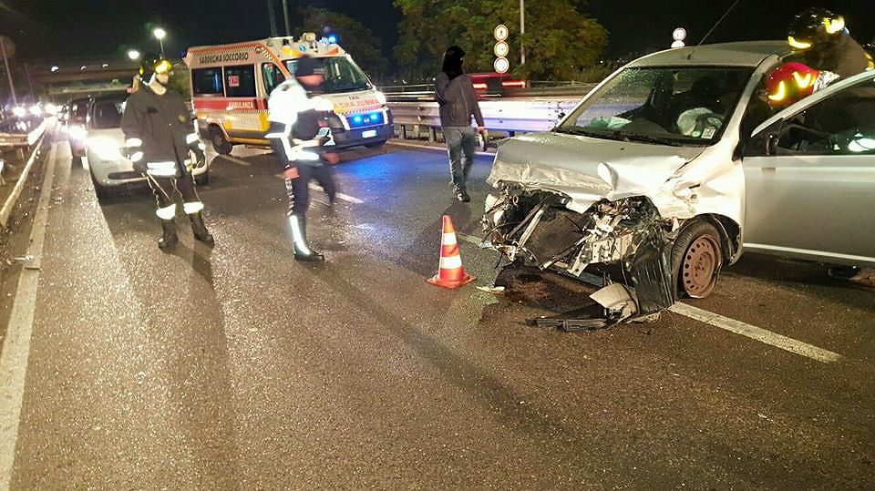 Carambola sull’asse mediano, ferita una donna: strada chiusa al traffico