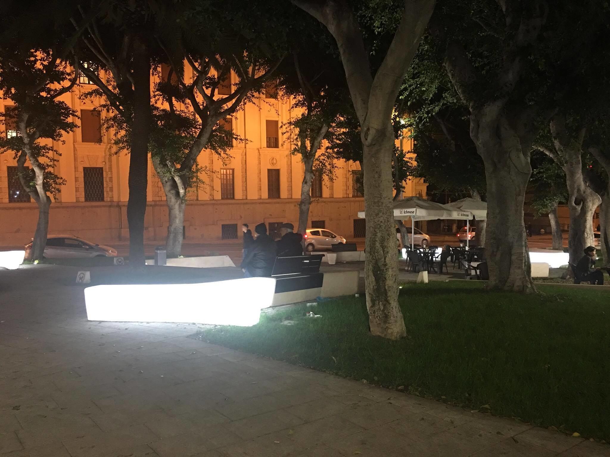 Ma cosa sta succedendo nelle piazze cagliaritane, tutte vuote, cimiteriali, squadrate?