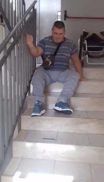 Mihail George, 50 mila followers ma niente ascensore: “Neanche gli animali vivono così”