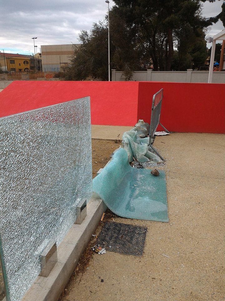 Comune in ritardo a Pirri, i vandali spaccano i vetri dell’incompleta piazza delle Aquile