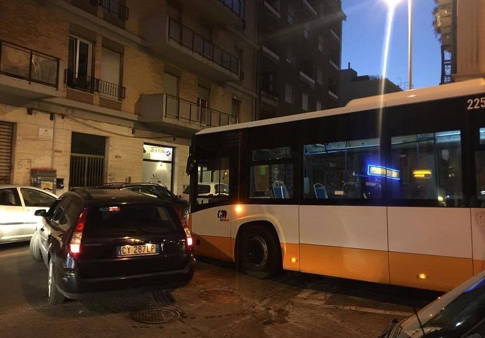 Incrocio incubo nel Corso, e l’autobus resta “incastrato in via Tigellio