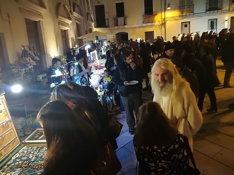 Gufi, casette in legno, gioielli e ceramiche: a Villanova successo per il mercatino
