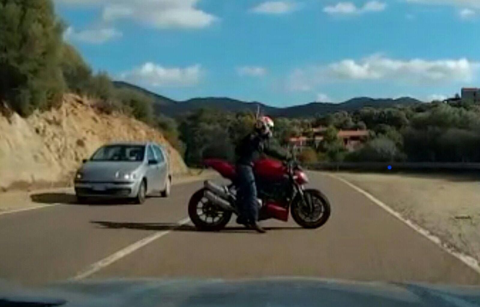 Statale 125, il motociclista spericolato fa inversione a U e spegne il motore