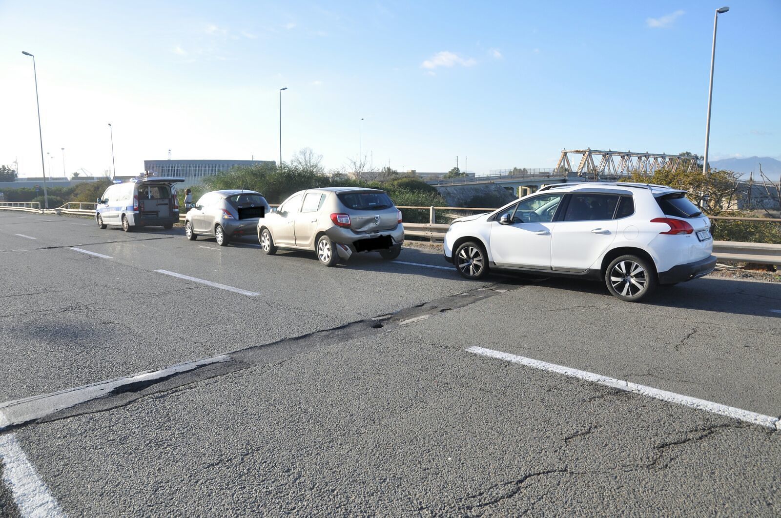 Incidente sulla SS 195, tre veicoli coinvolti: una 29enne in ospedale
