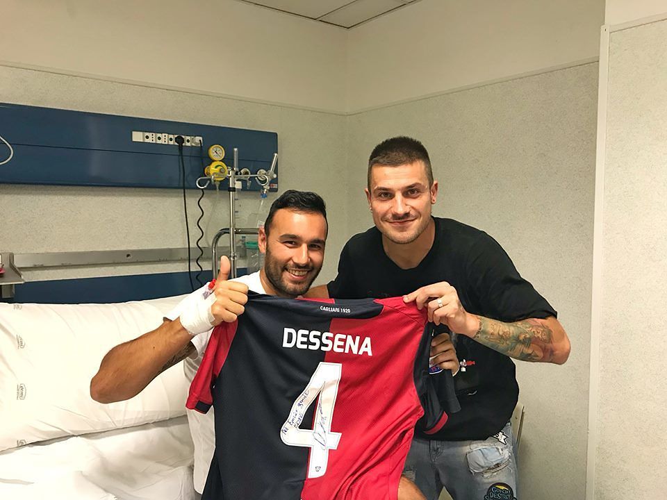Infarto in campo, salvo grazie al defibrillatore: visita a sorpresa di Dessena per Enrico