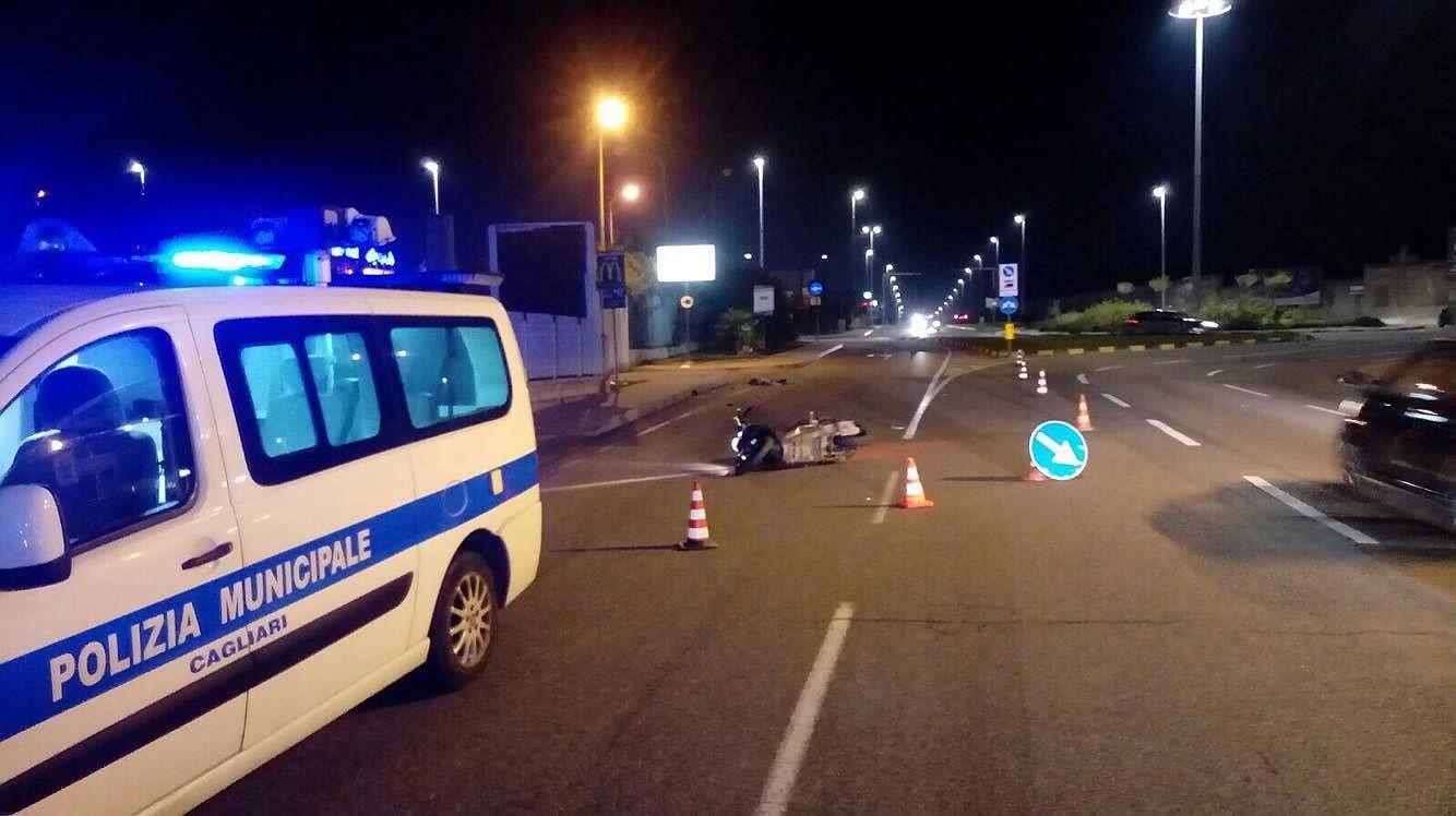 Viale Monastir, urta la rotatoria e viene sbalzato di 30 metri: centauro gravissimo