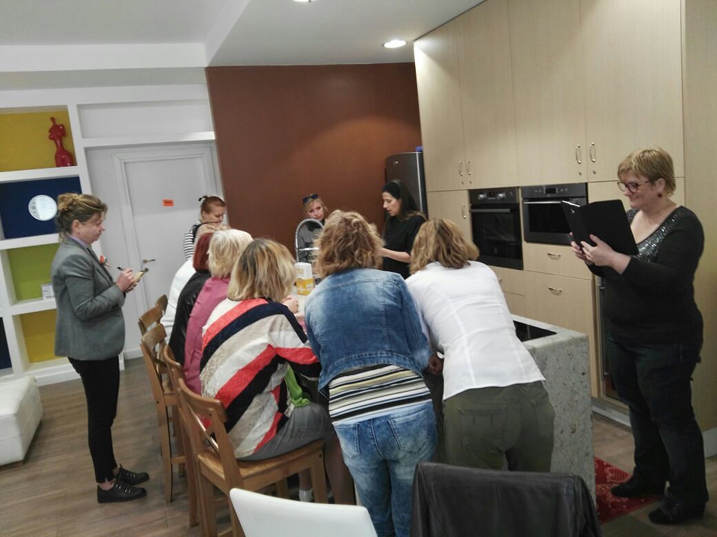 Cagliari, successo per il laboratorio di cucina italiana per badanti straniere
