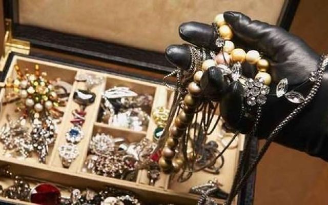 Cagliari, la commessa intrappola un ladro, ma l’altro scappa con la refurtiva