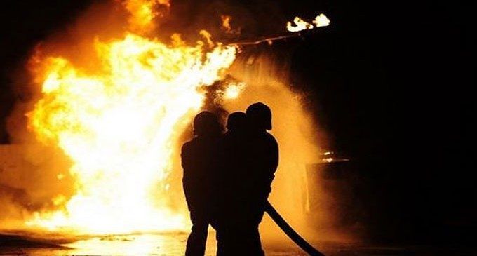 Auto prende fuoco sulla 130, attimi di paura nella notte a Elmas