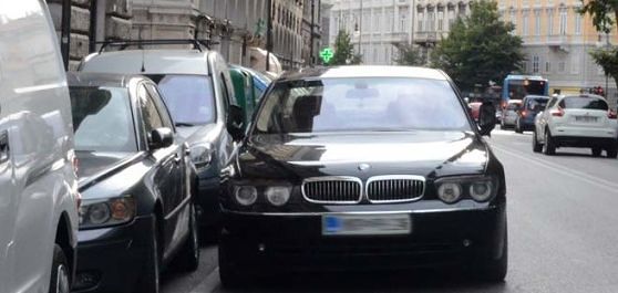 Cagliari, caos doppia fila. Bus in ritardo e code: “Pochi parcheggi, colpa del Comune”