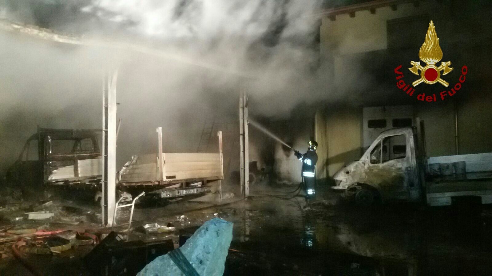 Settimo, maxi incendio nella notte: in fiamme un capannone sulla 387