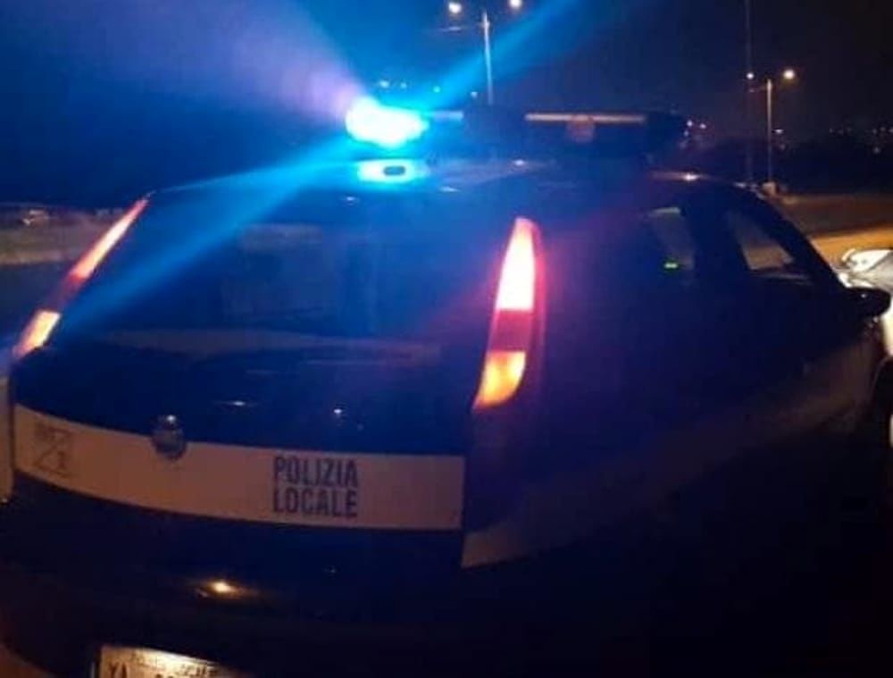 Cagliari, manovra errata: danneggia auto e scooter in sosta e scappa
