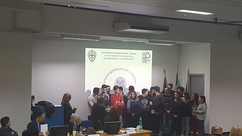 Farmacovigilanza, agli alunni del “Michelangelo” il premio dell’Università