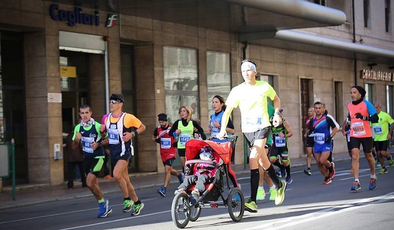 CagliariRespira, corre col passeggino: squalificato