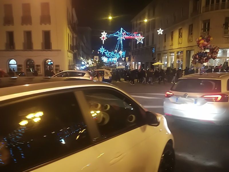 8 dicembre, Cagliari impazzita per il Natale: fiume di gente alle casette