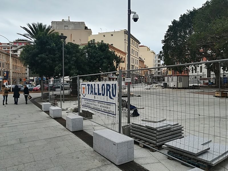 Piazza Garibaldi, l’eterno cantiere: altro che apertura, sbarrata a metà dopo 2 anni