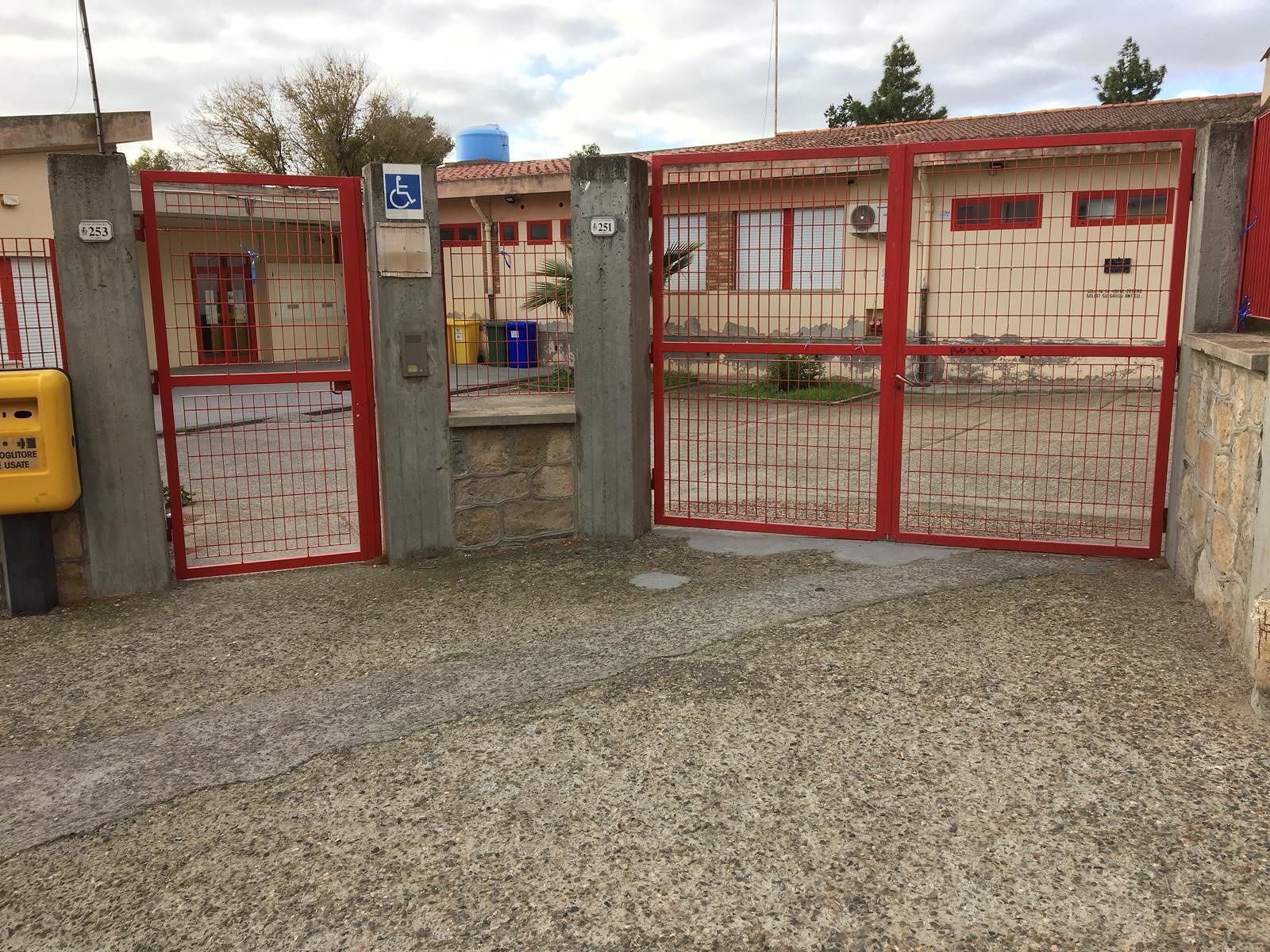 Villacidro, infiltrazioni d’acqua: crolla un controsoffitto alle scuole elementari