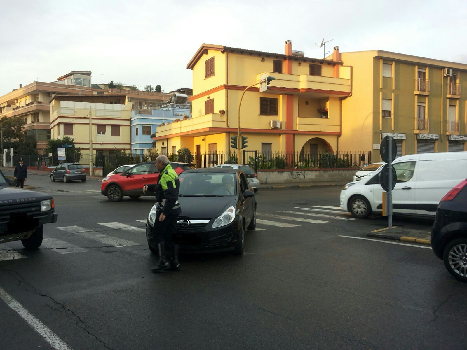 Donna investita al semaforo di via Vesalio: è in ospedale