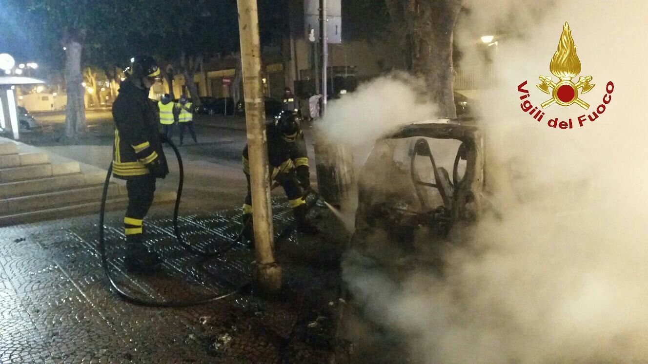 Cagliari, viale Trieste sempre meno sicura: brucia un’auto nella notte