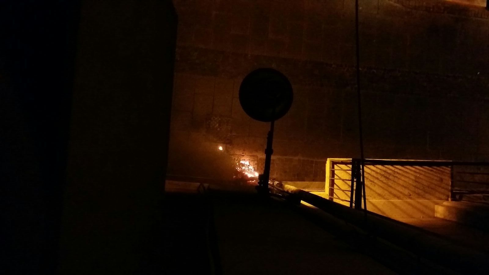 Notte di paura a Cagliari, luminarie in fiamme nel cuore di via Sulis (VIDEO)