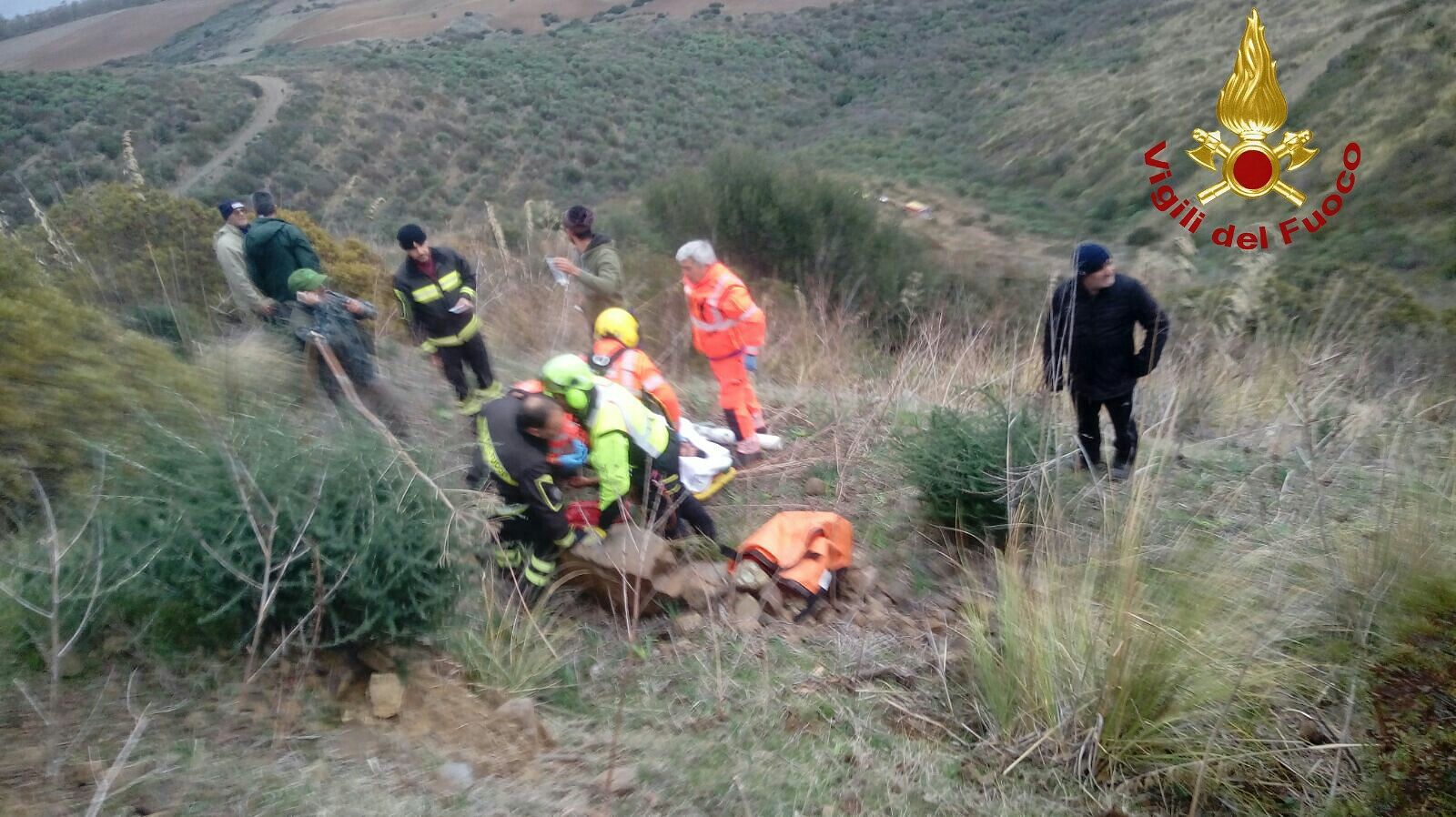 Cade in campagna a Sarroch, soccorso dai vigili del fuoco