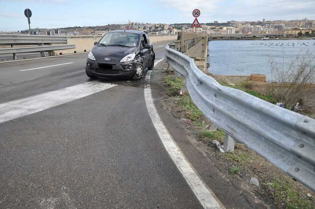 Testacoda a Giorgino, Ford Ka con una donna si schianta sul guard rail