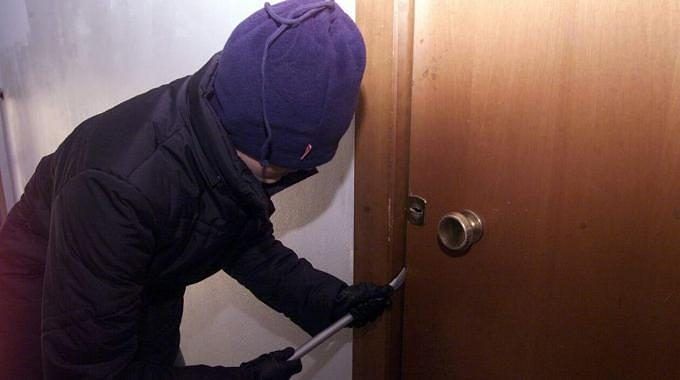 “Quartu, i ladri colpiscono nelle case di anziani soli scavalcando con i pali”