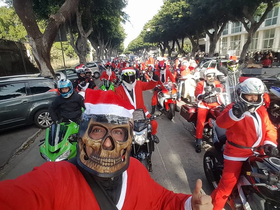 Cagliari, un moto incontro speciale: dal centro al Poetto sfilano i Babbi Natale