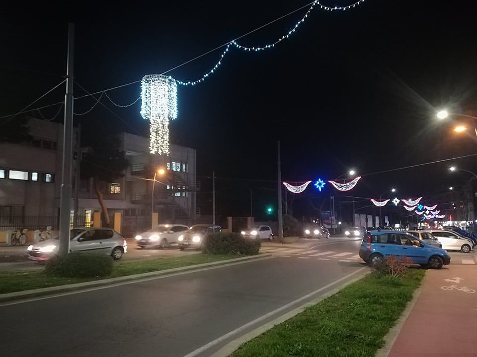 Via Is Mirrionis, “miracolo” a Natale: dopo 60 anni ritornano le luminarie