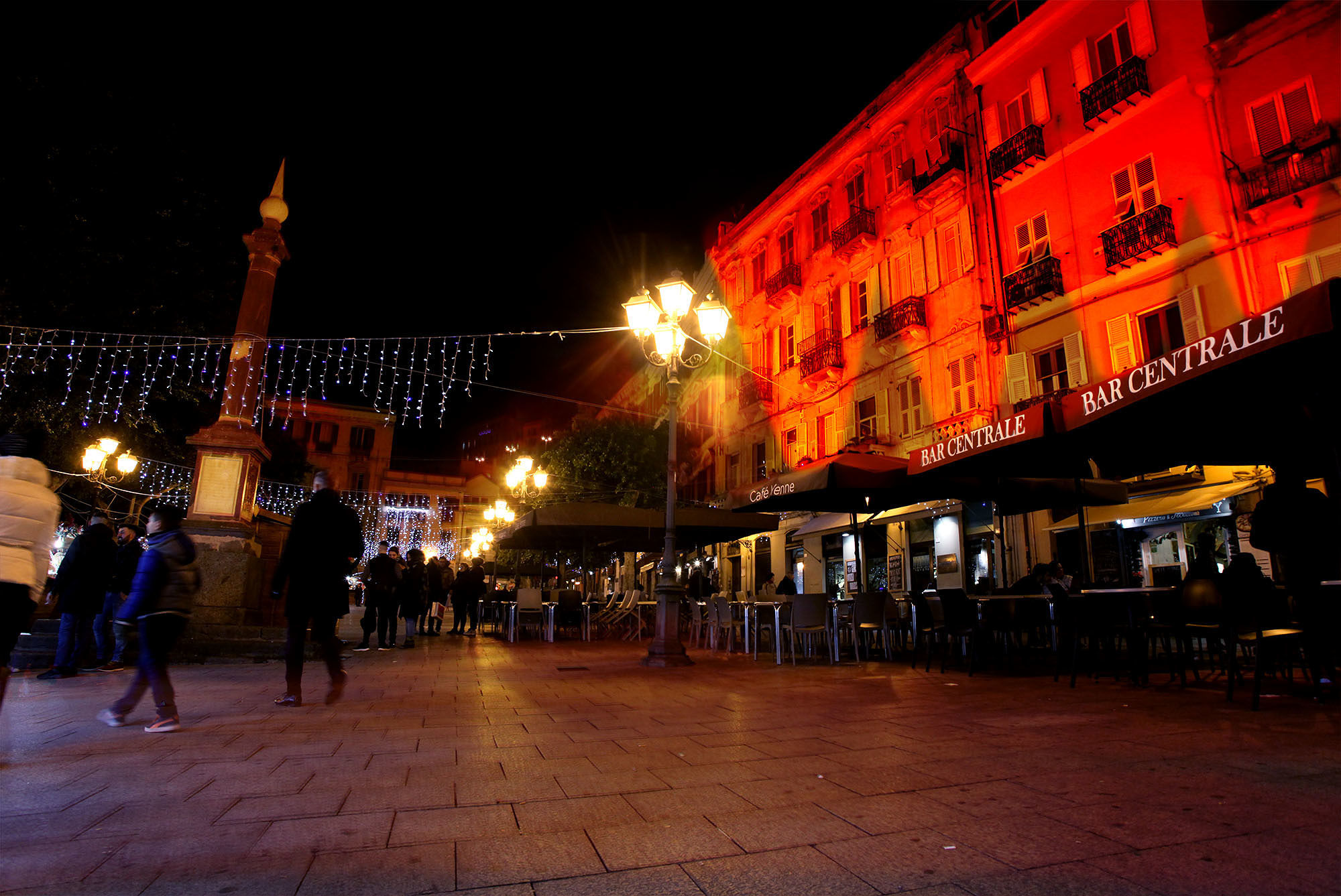 Cagliari, Piazza Yenne si tinge di rosso per la rassegna jazz
