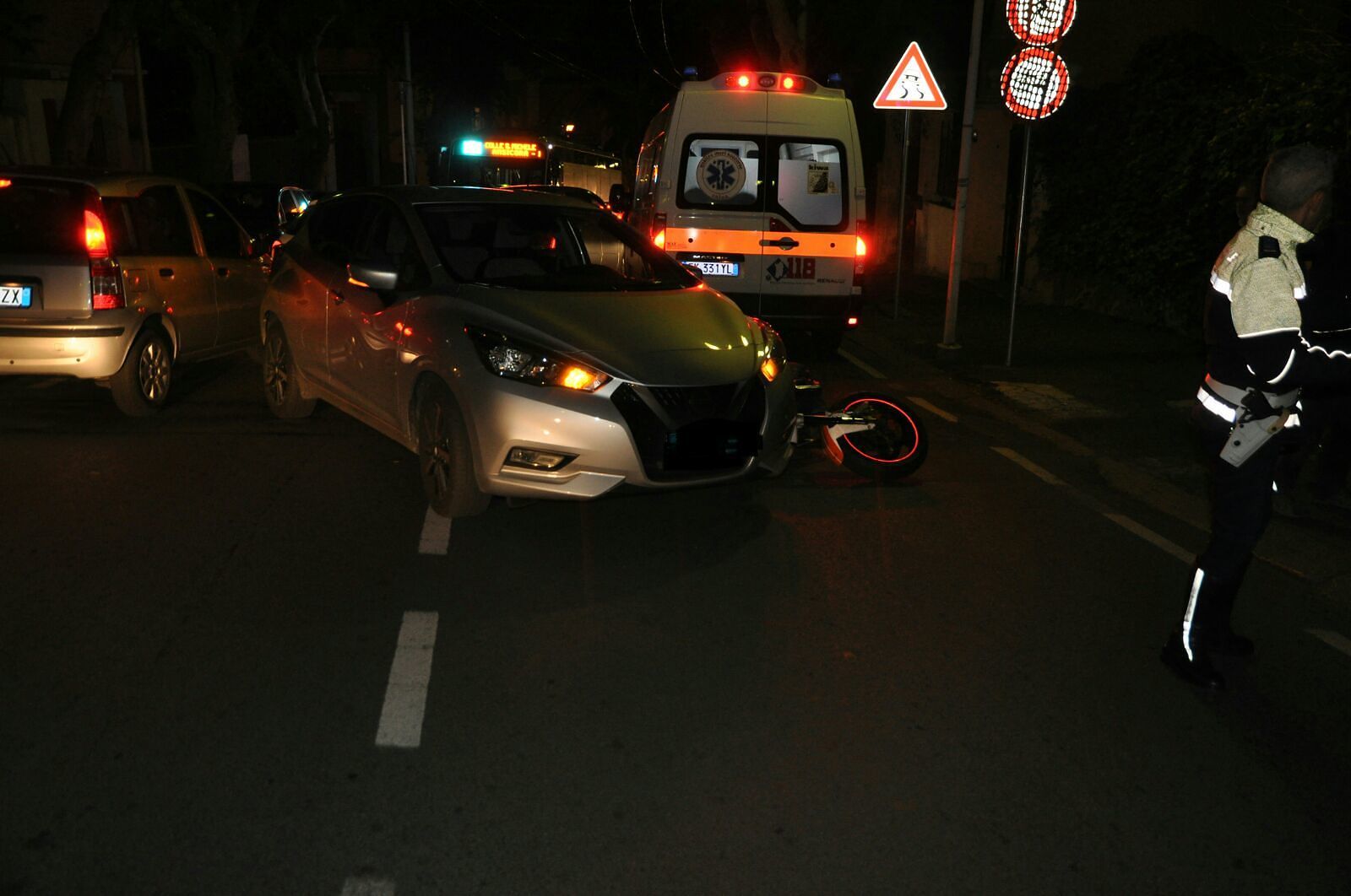 Viale Merello, crash fra una Micra e una moto Kawasaki: centauro in ospedale