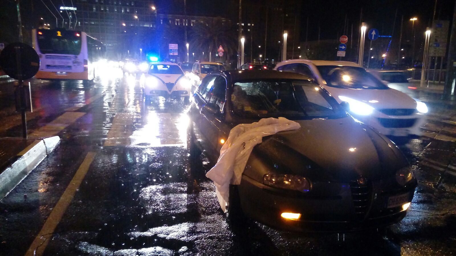 Cagliari, ennesimo incidente in via Roma: investiti marito e moglie