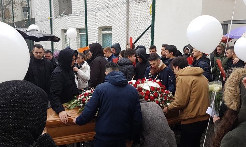 Nuoro, l’ultimo addio ai fratelli Pintor: folla enorme al Sacro Cuore