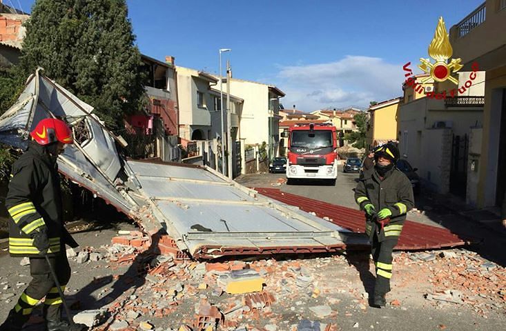 Allarme a Capoterra, il forte vento sradica il tetto di un’abitazione