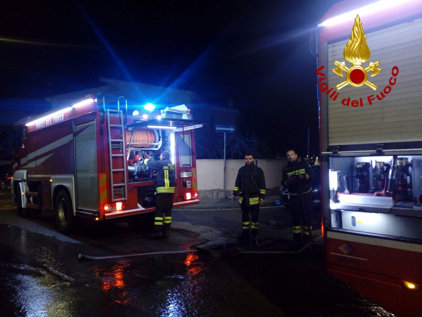 Sinnai, a fuoco due auto all’interno di un cortile: intervento dei Vigili