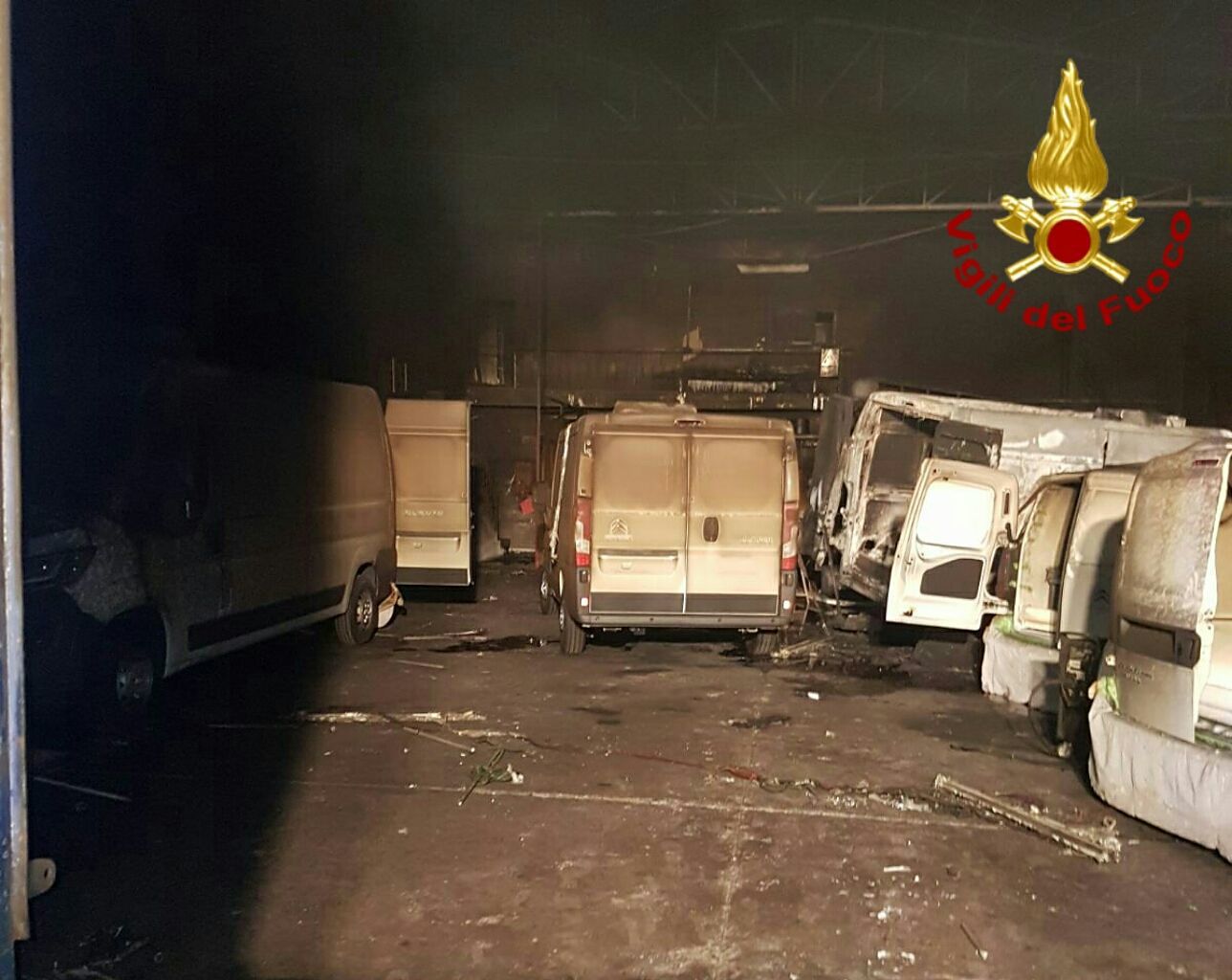 Assemini, fiamme in un capannone: incendiati 6 furgoni frigo