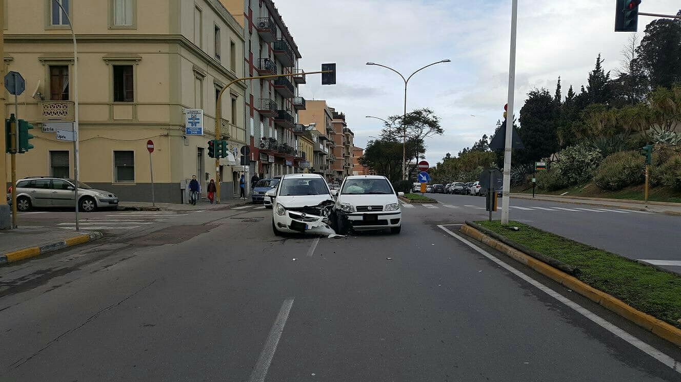 Via Liguria, scontro tra auto: ferita un’anziana
