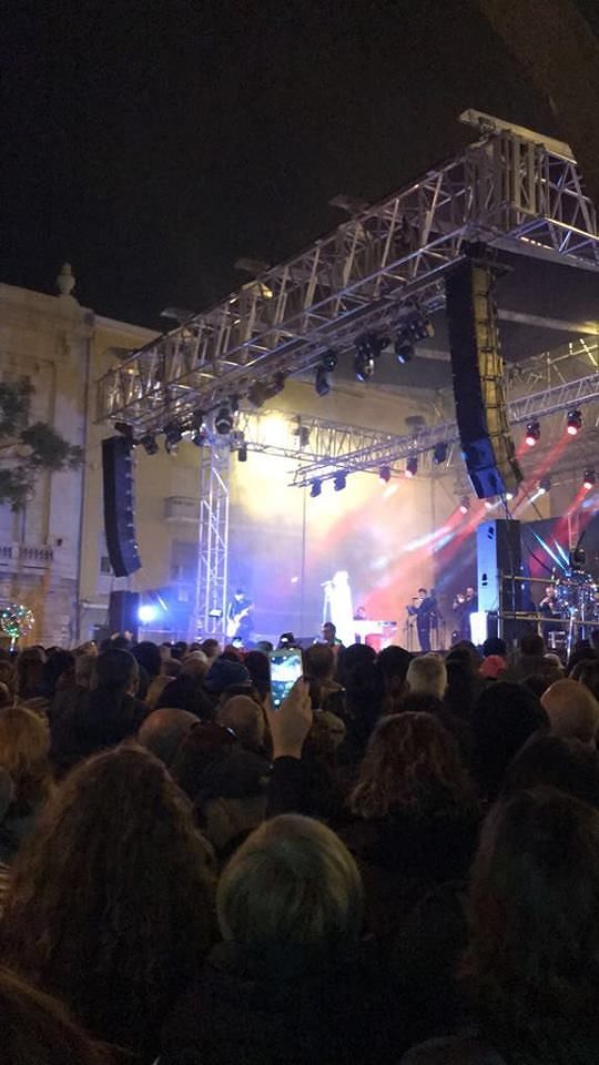 Cagliari e Malika Ayane, Capodanno in ritardo: fischi per l’attesa (VIDEO)