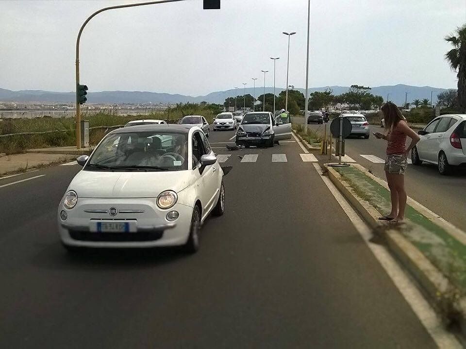 Poetto, lungomare Saline al buio: “Passare qui è pericolosissimo”