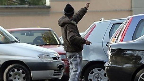 “Cagliari, insultato e minacciato dai parcheggiatori in via Santa Margherita”