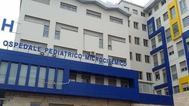 Cagliari, il “giallo” dei 500 bimbi talassemici senza reparto: “Non esiste dagli anni ’90”