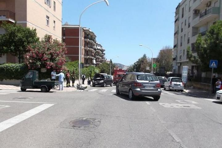 Via Curie, auto a tutta velocità: “E’ una pista per decollo, si rischia la vita”