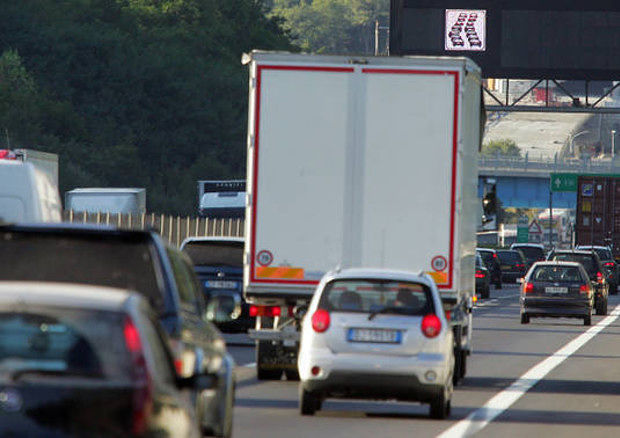 Cagliari, l’allarme: “Troppi camion e autocarri in strada senza revisione”