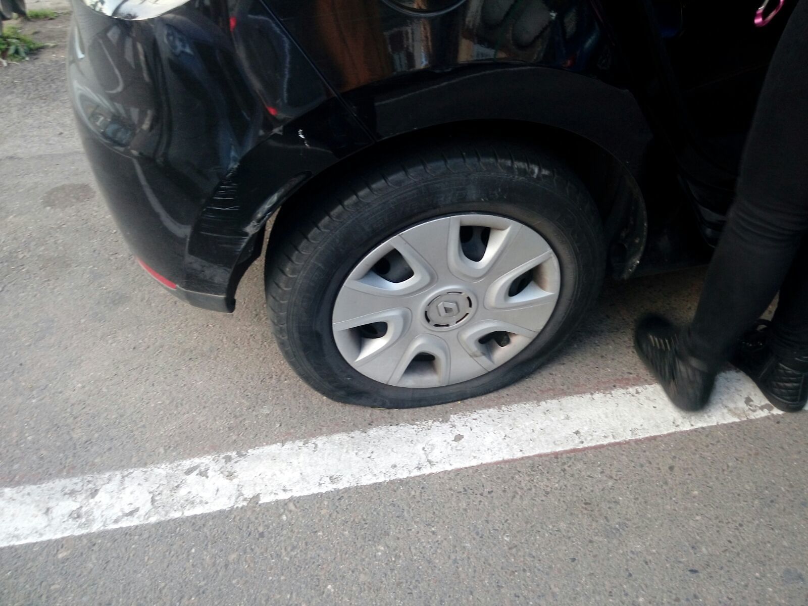 Strage di pneumatici in via Roma, decine di ruote bucate dai teppisti