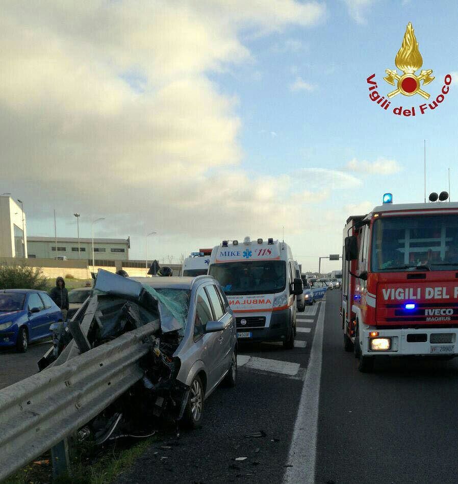 Monastir,si schianta sul guardrail della 131 che penetra nell’abitacolo: grave una donna