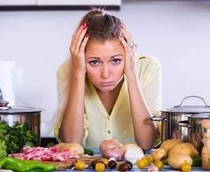 Mal di testa ed emicranee, può dipendere dal cibo: ecco la giusta alimentazione