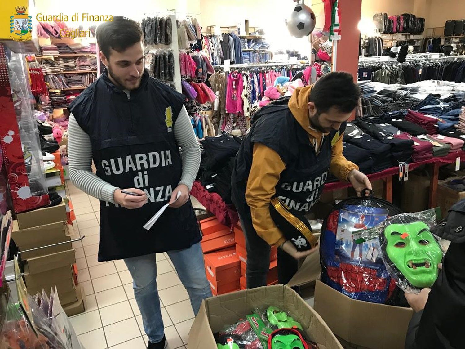 Merce contraffatta e articoli pericolosi: blitz della finanza in un negozio a Cagliari