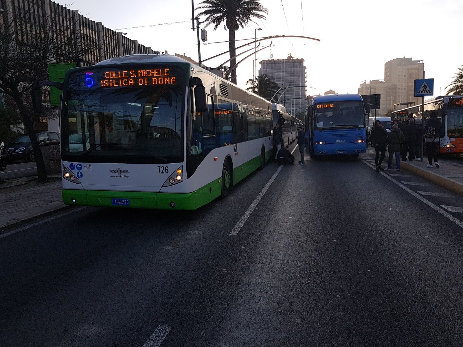 Incidente in via Roma, pedone investito da un autobus dell’Arst