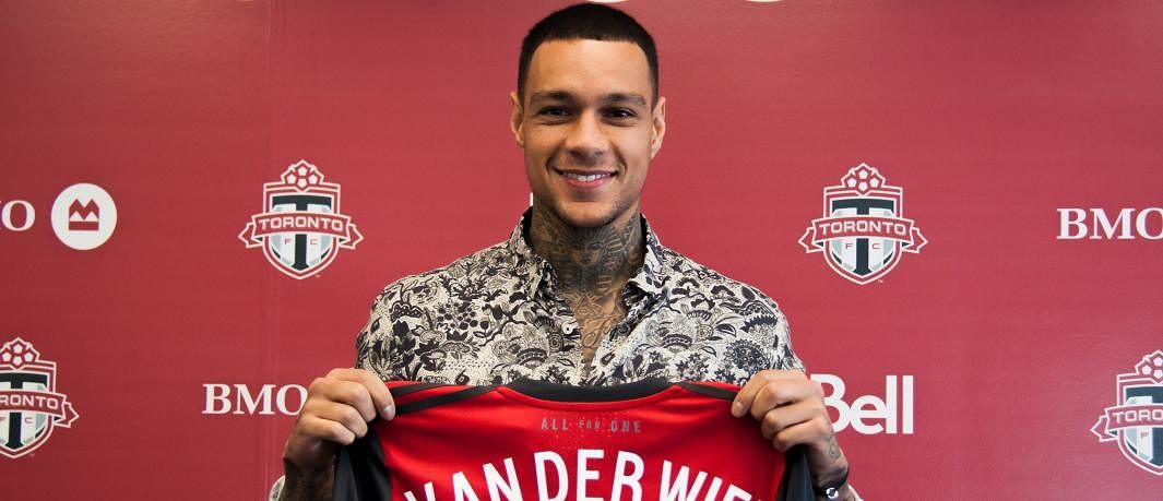 L’addio di Van der Wiel: “Cagliari, piccolo club senza mentalità vincente”
