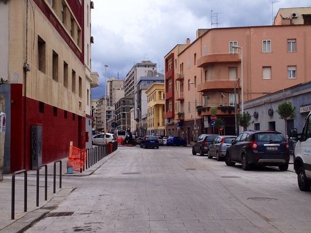 Via Mameli, investe un passante e fugge contromano in viale Trieste